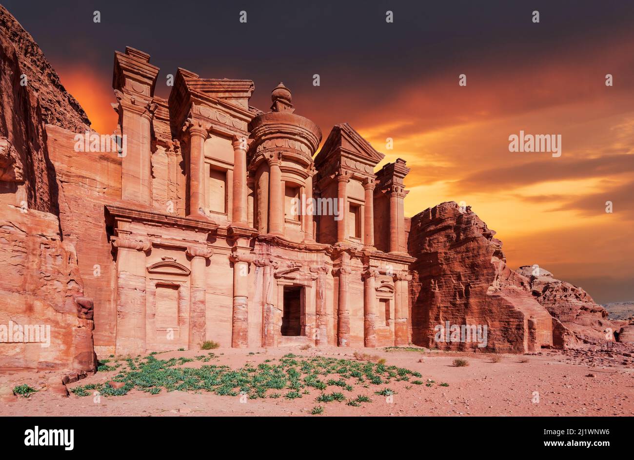 Petra, Jordanie. Ad Deir, le monastère monumental bâtiment sculpté dans la roche dans l'ancienne ville jordanienne de Pétra, moderne Wadi Musa Banque D'Images