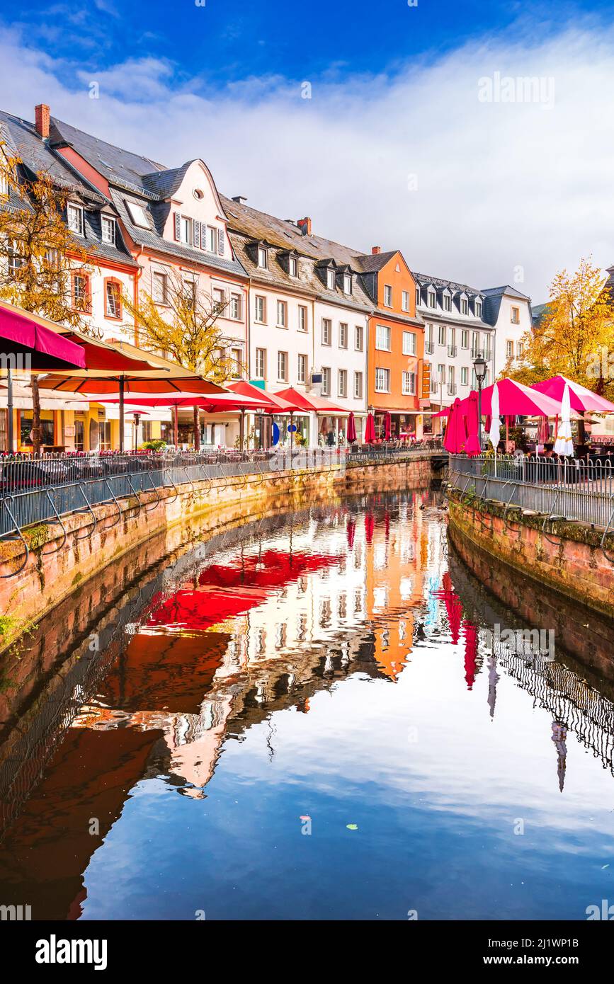Sarrebourg, Allemagne. Centre-ville idyllique sur le canal de Leukbach avec centre touristique de la vieille ville. Banque D'Images