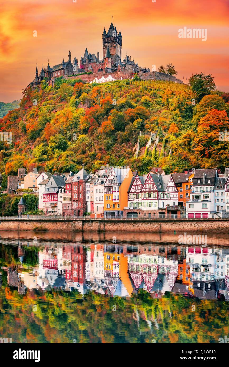 Cochem, Allemagne. Magnifique coucher de soleil coloré reflet de l'eau avec romantique rivière Moselle, automne Rhénanie-Palatinat. Banque D'Images