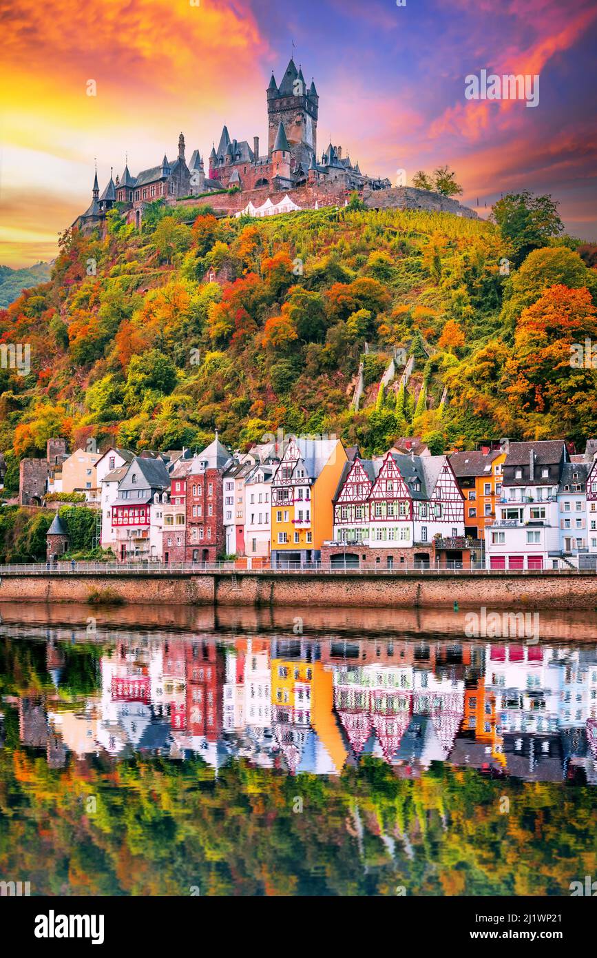 Cochem, Allemagne. Magnifique coucher de soleil coloré reflet de l'eau avec romantique rivière Moselle, automne Rhénanie-Palatinat. Banque D'Images