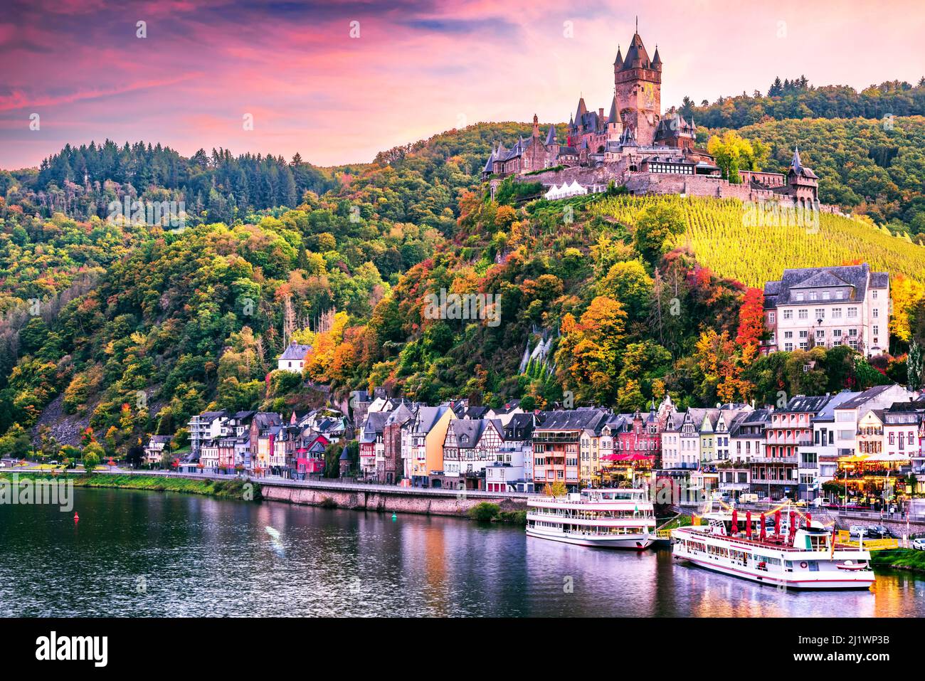 Cochem, Allemagne. Paysage d'automne coloré avec romantique vallée de la Moselle, Rhénanie-Palatinat pays allemand. Banque D'Images