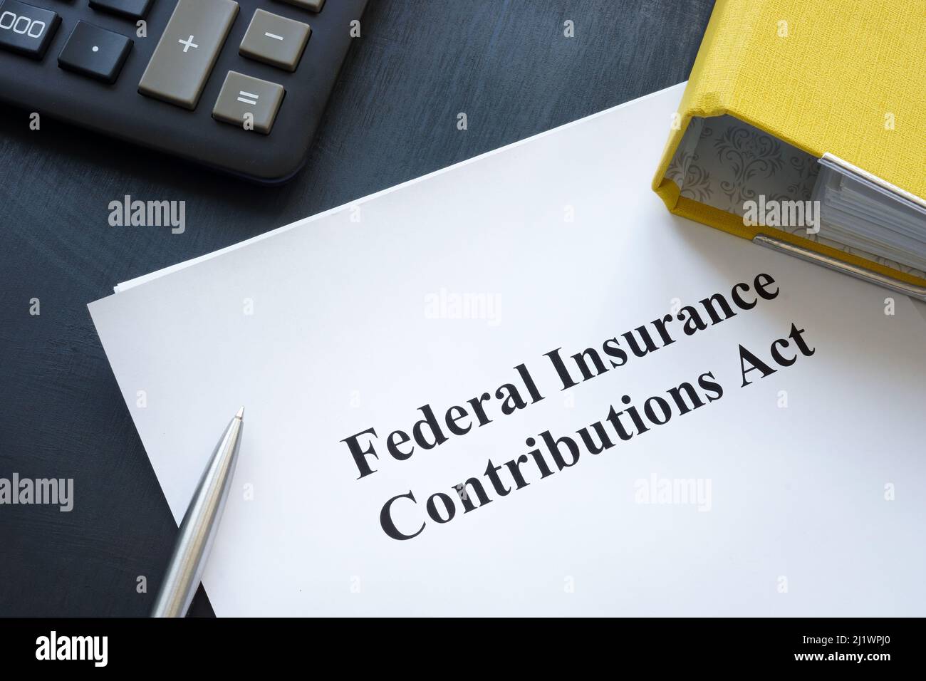 Federal Insurance contributions Act FICA dossier et calculatrice jaunes. Banque D'Images
