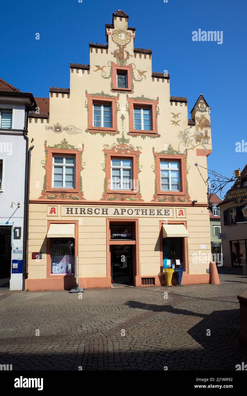 Le bâtiment Hirsch Apotheke sur le Fischmarkt, Offenburg, Bade-Wurtemberg, Allemagne. Banque D'Images