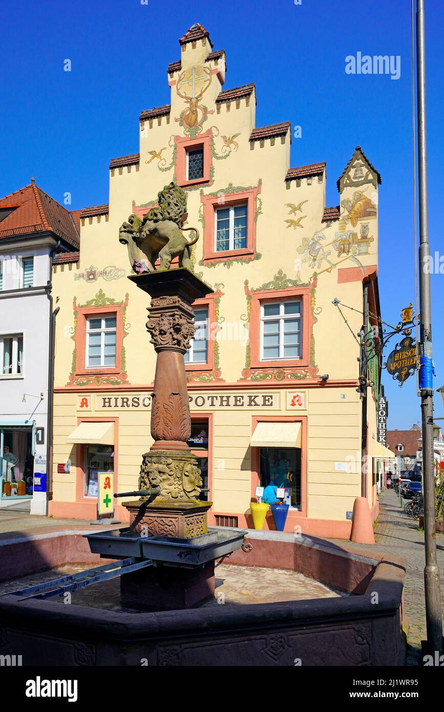 La Fontaine du Lion sur le Fischmarkt et le Hirsch Apotheke à Offenburg, Bade-Wurtemberg, Allemagne. Banque D'Images