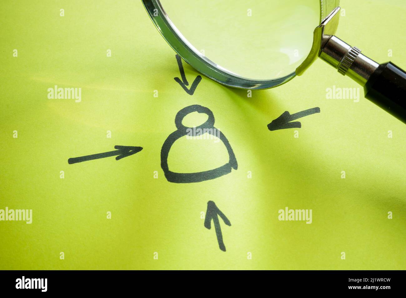 Concept axé sur le client. Figurine dessinée et loupe. Banque D'Images