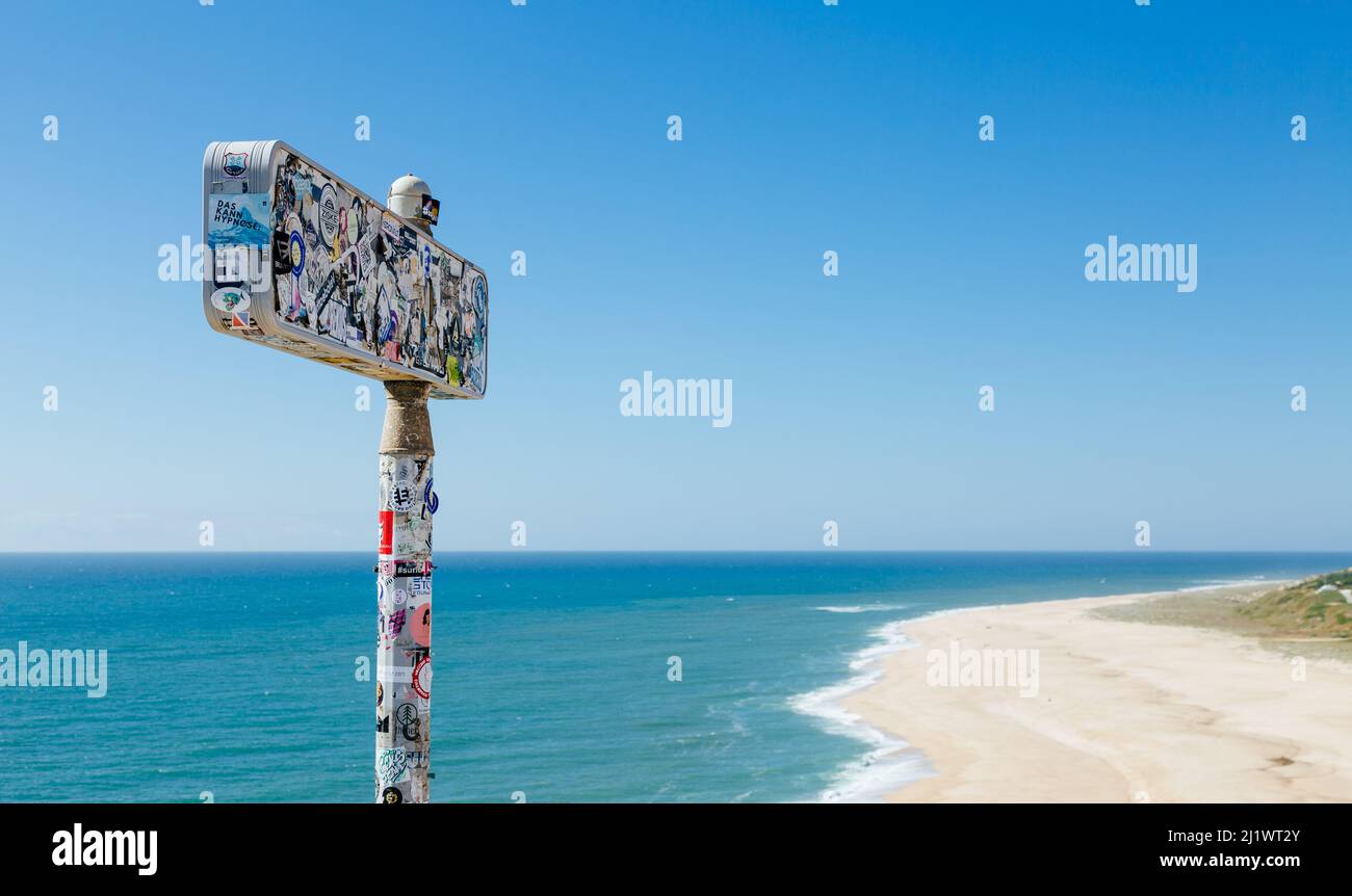 Nazaré, Portugal - 29 juin 2021: Signal de repère entièrement couvert de plusieurs marques et logos autocollants dans Praia do Norte célèbre pour son condit de surf Banque D'Images