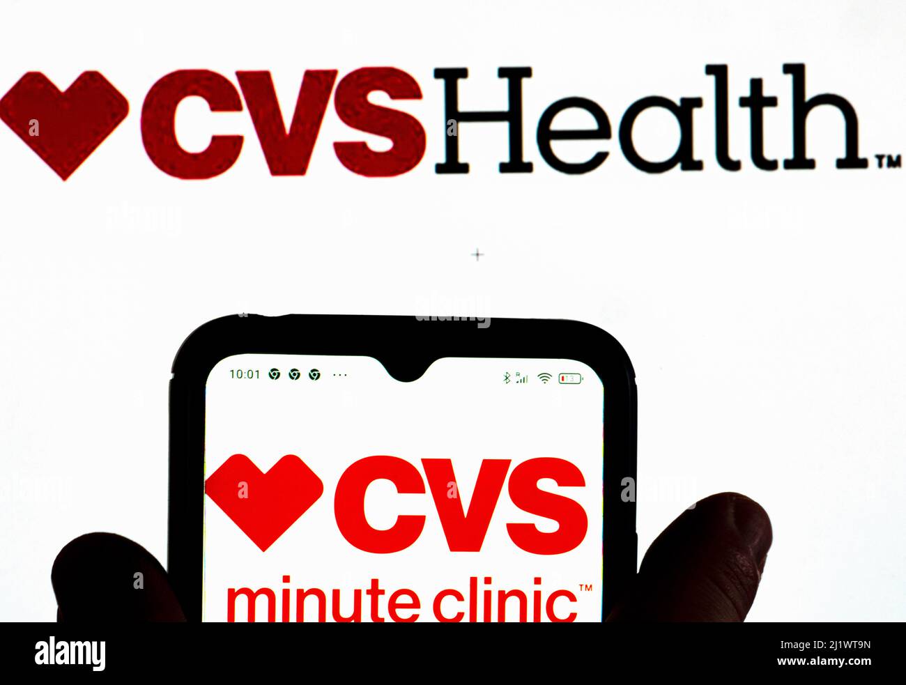 Allemagne. 28th mars 2022. Dans cette illustration, le logo CVS minute Clinic est affiché sur un écran de smartphone avec un logo CVS Health Corporation en arrière-plan. (Photo par Igor Golovniov/SOPA Images/Sipa USA) crédit: SIPA USA/Alay Live News Banque D'Images