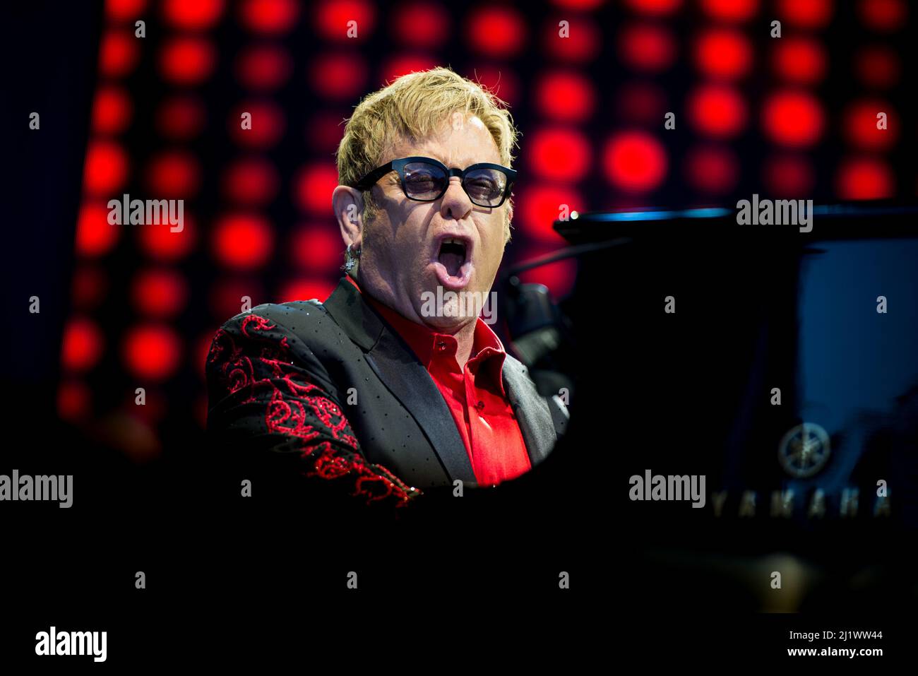 ITALIE, BAROLO, COLLISIONI FESTIVAL 2016: Le chanteur, pianiste et compositeur anglais Sir Elton John (né Reginald Kenneth Dwight) interprète en direct au Collioni Festival 2016 à Barolo pour sa tournée « merveilleuse soirée Crazy » Banque D'Images