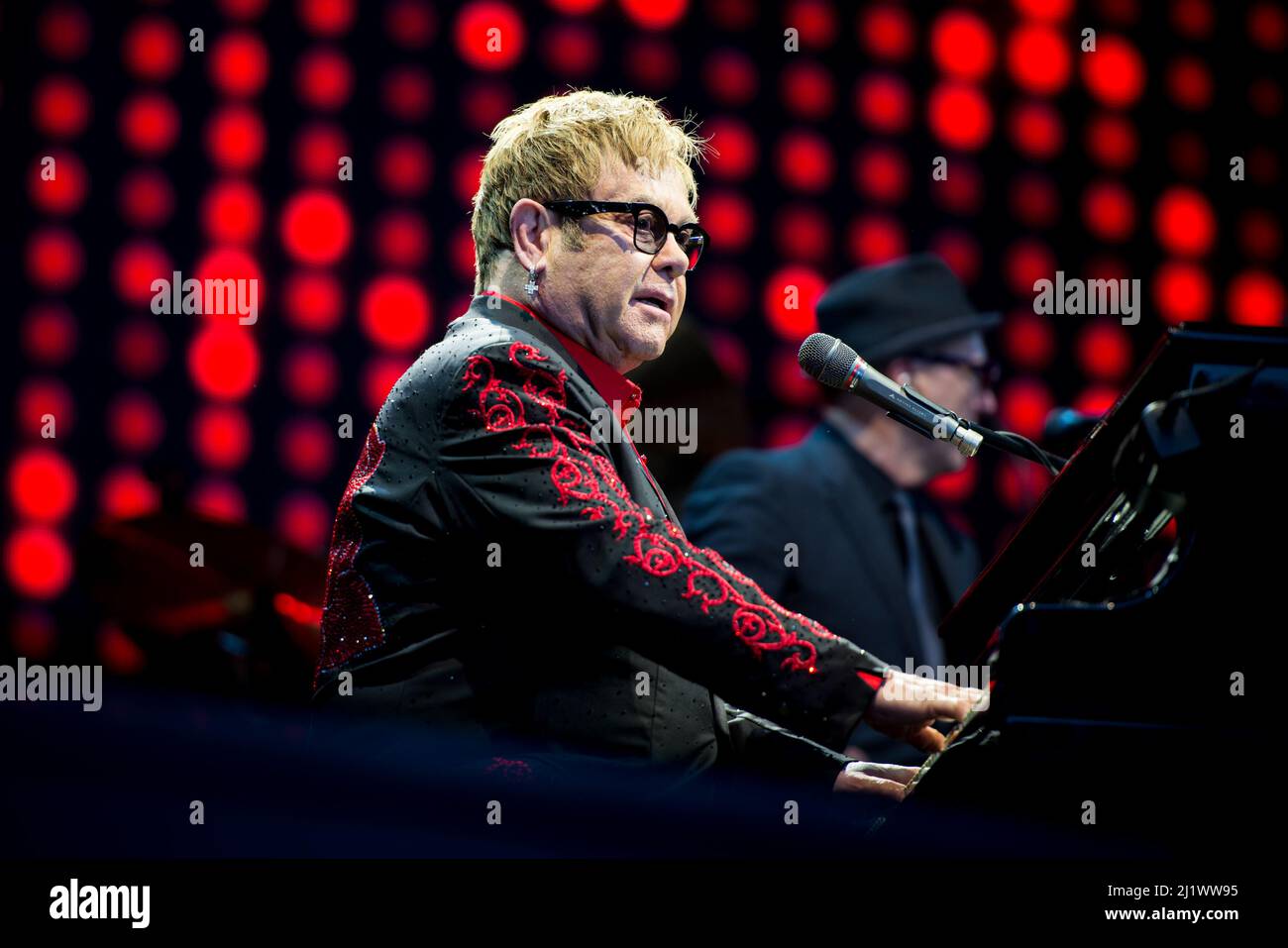 ITALIE, BAROLO, COLLISIONI FESTIVAL 2016: Le chanteur, pianiste et compositeur anglais Sir Elton John (né Reginald Kenneth Dwight) interprète en direct au Collioni Festival 2016 à Barolo pour sa tournée « merveilleuse soirée Crazy » Banque D'Images