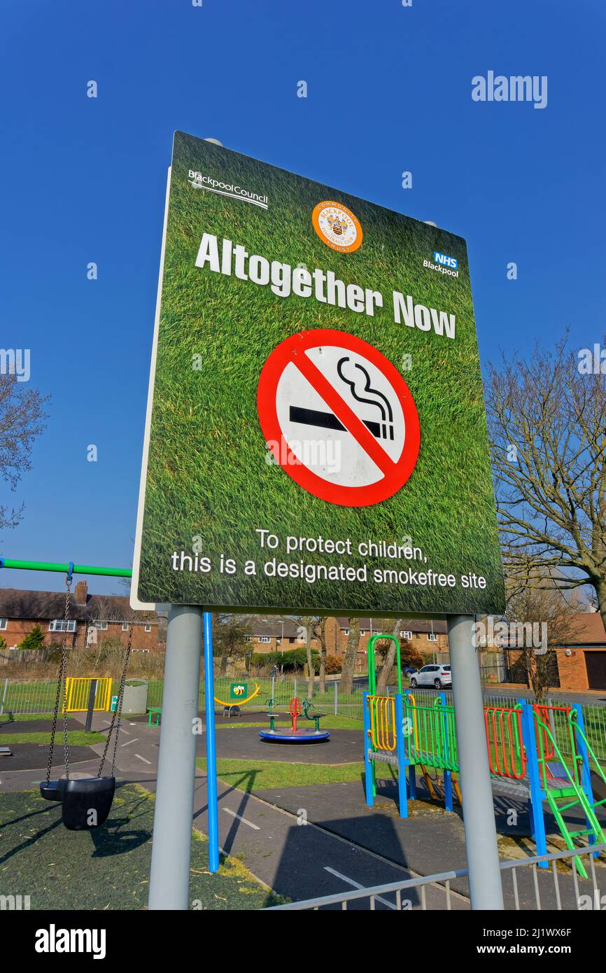 Panneaux d'interdiction de fumer adjacents et relatifs aux installations pour enfants à Blackpool, Lancashire, en Angleterre. Banque D'Images