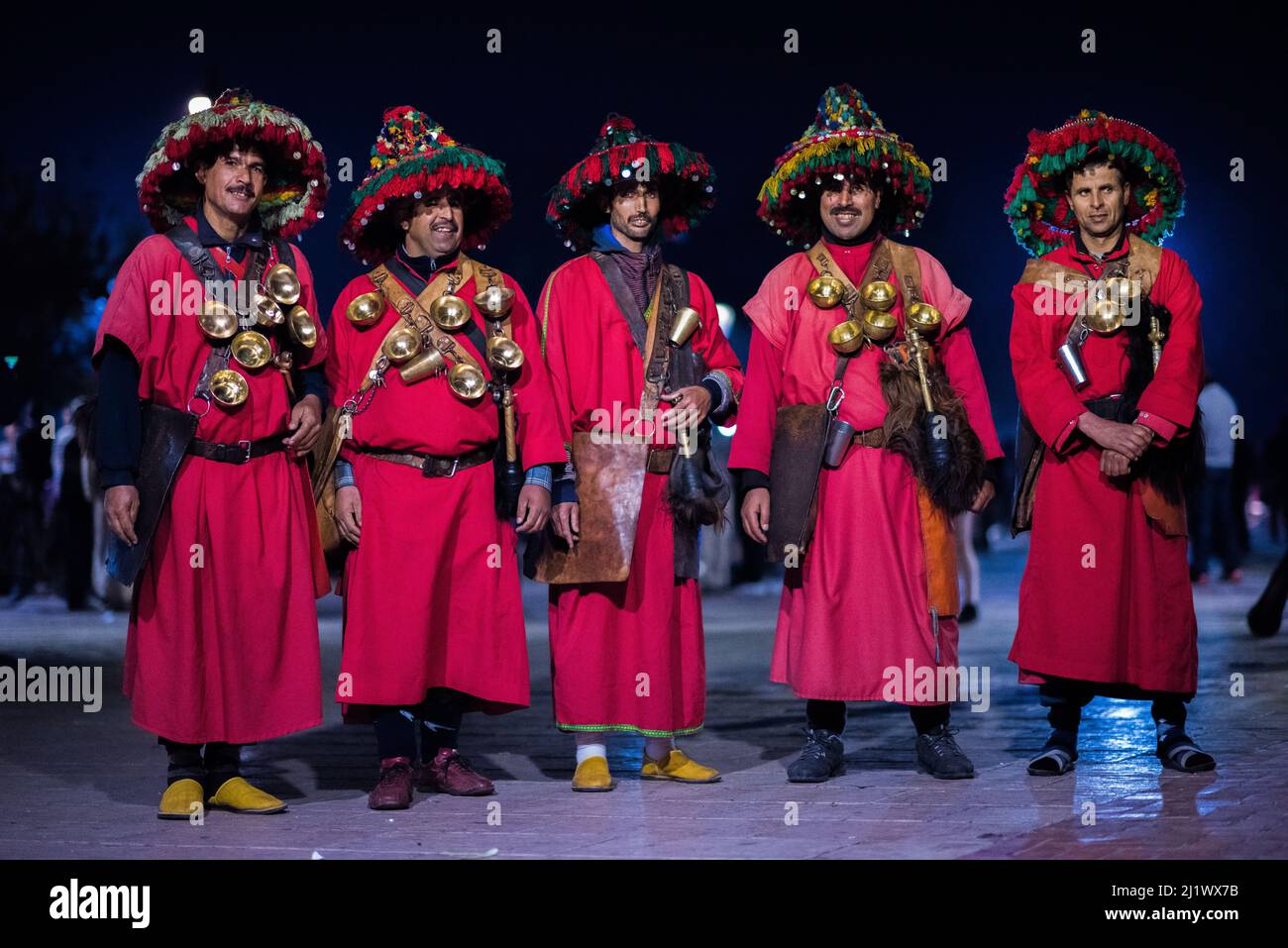 Marrakech, Maroc - 28 février 2022 : vendeur d'eau marocain en costume traditionnel vendant de l'eau sur la place Djemaa el Fna de la Médina de Marra Banque D'Images