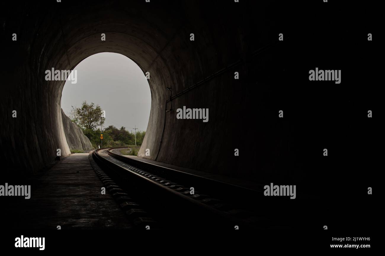 A l'intérieur du tunnel ferroviaire et des chemins de fer avec lumière naturelle à la fin. Lumière à la fin du tunnel, lumières et ombres, concept de réalisation de votre g Banque D'Images