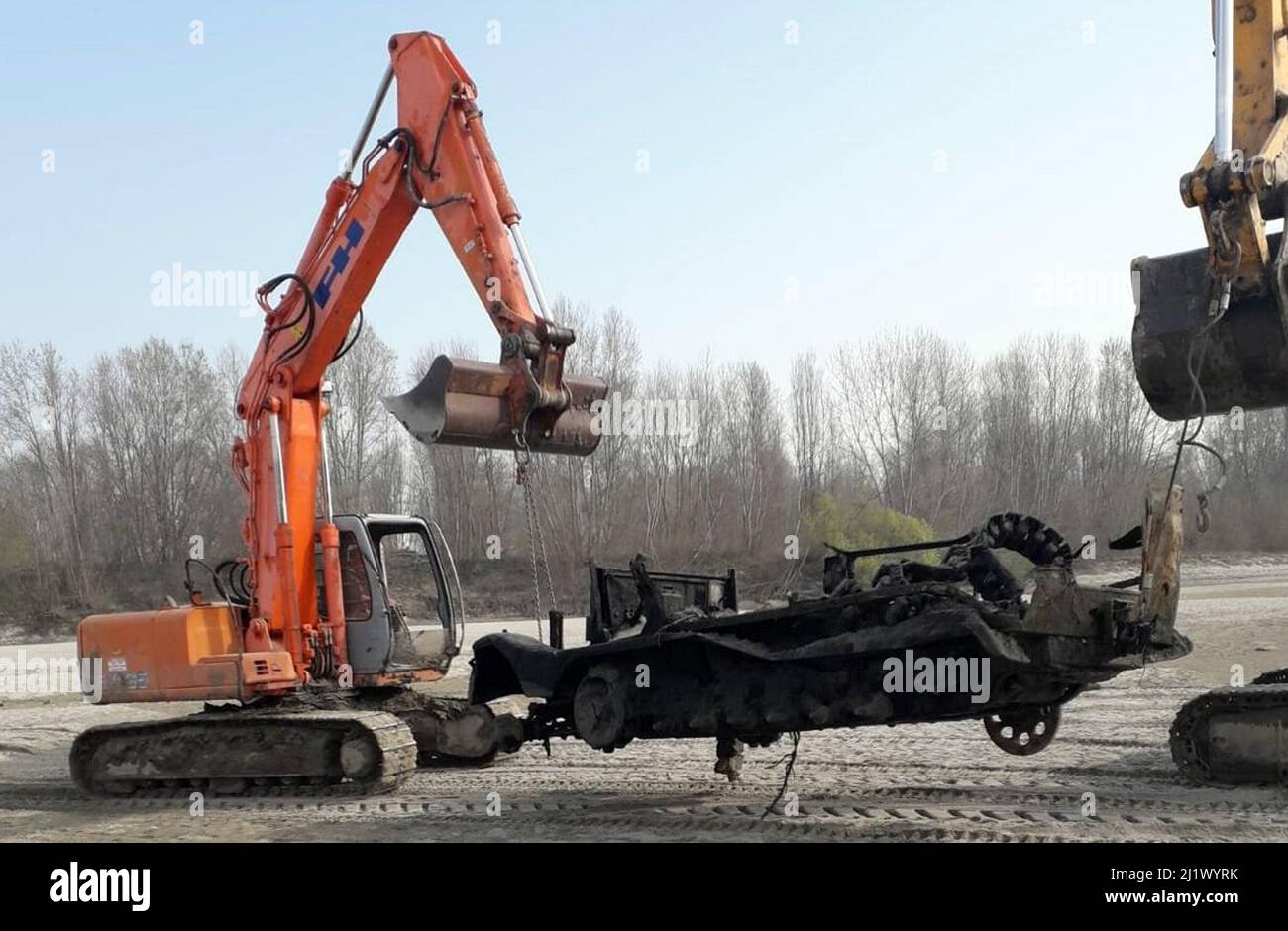 27 Mars 2022, Italie, Sermide: Dans le fleuve italien po un véhicule allemand Wehrmacht de la Seconde Guerre mondiale, perdu depuis des décennies, a été découvert et récupéré. Deux excavateurs et plusieurs hélices à pelles et godets ont récupéré le véhicule le samedi 26 mars et le dimanche 27 mars 2022 de la boue près du village de Sermide à la frontière entre les régions de Vénétie et de Lombardie. Selon l'historien, le véhicule est un SD-Kfz.11, un demi-véhicule léger avec deux pneus sur l'essieu avant et des chenilles derrière. Il a été utilisé comme véhicule de remorquage pour l'artillerie à l'avant. Photo : -/si Banque D'Images