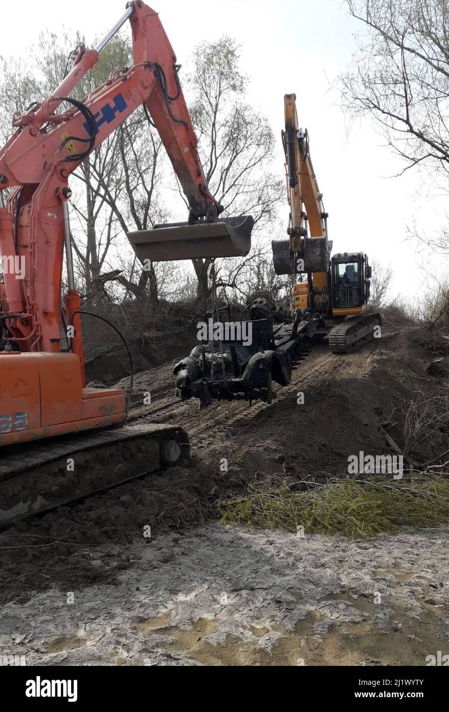 27 Mars 2022, Italie, Sermide: Dans le fleuve italien po un véhicule allemand Wehrmacht de la Seconde Guerre mondiale, perdu depuis des décennies, a été découvert et récupéré. Deux excavateurs et plusieurs hélices à pelles et godets ont récupéré le véhicule le samedi 26 mars et le dimanche 27 mars 2022 de la boue près du village de Sermide à la frontière entre les régions de Vénétie et de Lombardie. Selon l'historien, le véhicule est un SD-Kfz.11, un demi-véhicule léger avec deux pneus sur l'essieu avant et des chenilles derrière. Il a été utilisé comme véhicule de remorquage pour l'artillerie à l'avant. Photo : -/si Banque D'Images