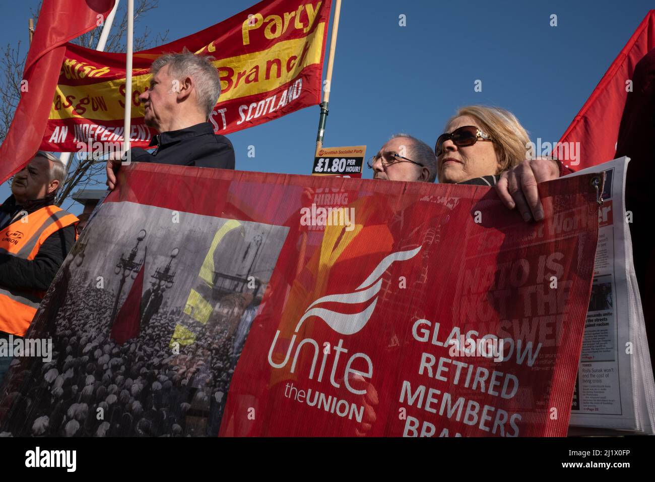 Protestation des syndicats et des partis politiques écossais contre le licenciement de 800 employés sur les ferries P&O, à l'extérieur de Clyde Marine Recruitment - la société responsable du recrutement des travailleurs de remplacement, à Glasgow, en Écosse, en 28March 2022. Banque D'Images