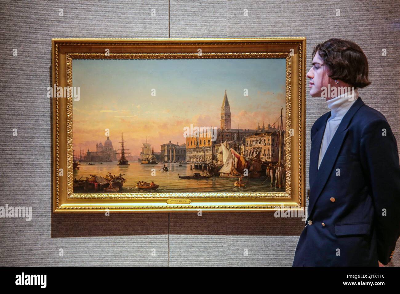 Londres Royaume-Uni 28 mars 2022 Bacini di San Marco, Venise par Friedrich Nerly (1807-1878). Né en Allemagne, Nerly s'installe à Venise en 1835, en italianisant son nom de la première Nehrlich. Il a installé un studio dans le Palazzo Pisani, près du Campo San Stefano, et a rapidement gagné une réputation comme l'un des plus beaux peintres de l'âge, produisant de nombreuses vues très recherchées de la ville. Bacino di San Marco, Venise, montre un côté romantique de l’œuvre de l’artiste, contrairement au style strictement réaliste de la plupart de ses autres œuvres. Estimation: £200 000-300 000.Paul Quezada-Neiman/Alamy Live News Banque D'Images