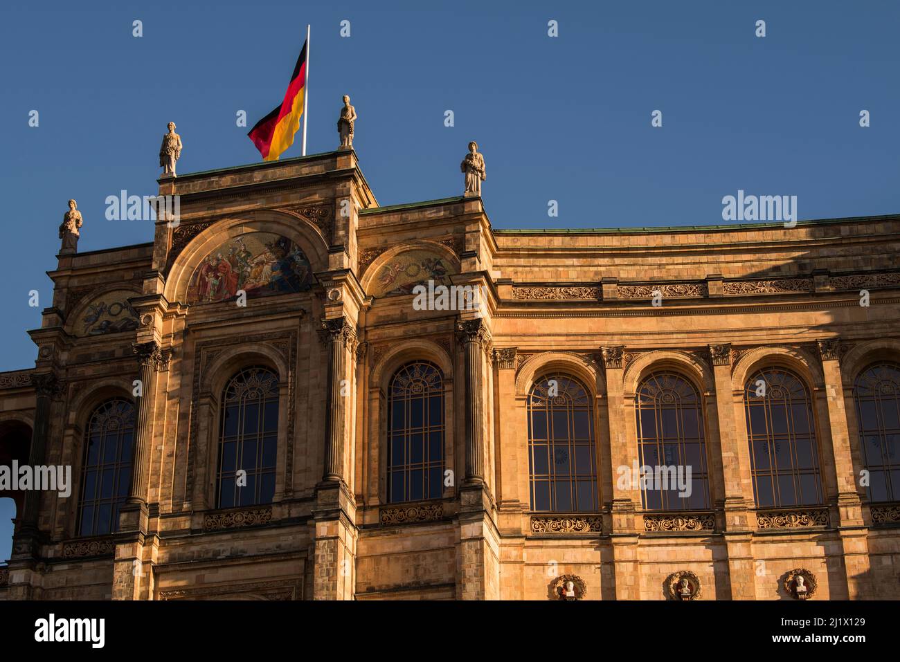 Munich, Allemagne - décembre 20 2021 : le Maximilianeum, un bâtiment palatial de Munich, a été construit comme la maison d'une fondation d'étudiants doués mais depuis Banque D'Images