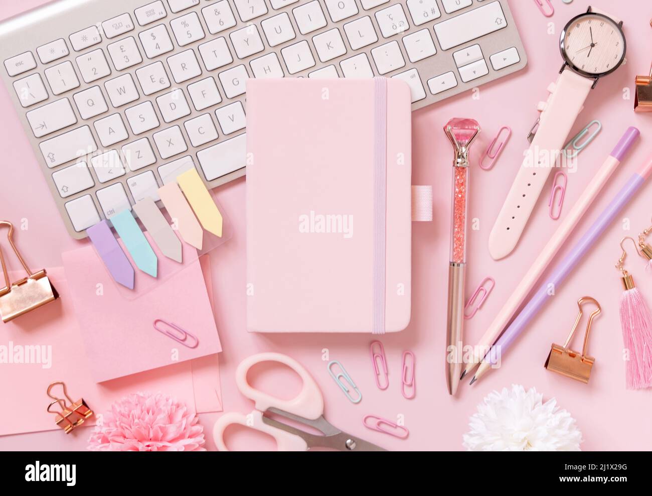 Ordinateur portable couverture rigide, accessoires scolaires rose et clavier rose clair, vue du dessus, maquette de manuel. Gilly Workplace avec bloc-notes, ciseaux, crayon, pe Banque D'Images