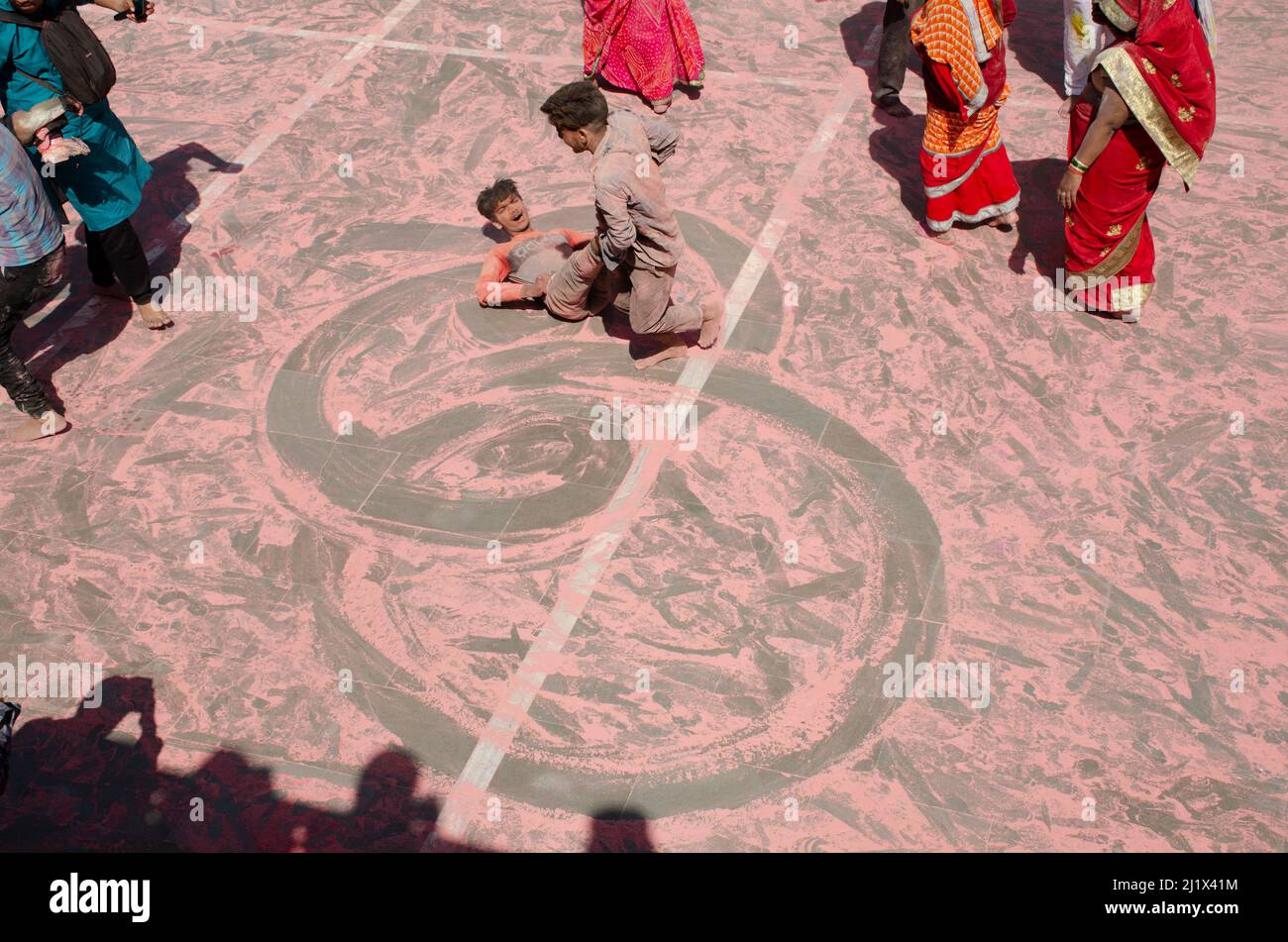 Les dévots de Lord Krishna célèbrent l'Holi à Nandagaon, dans l'Uttar Pradesh, en Inde. Banque D'Images