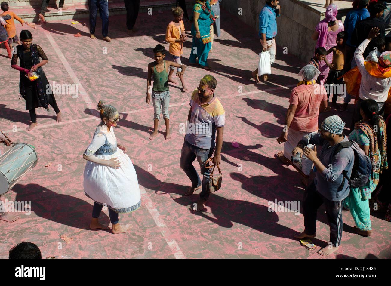 Les dévots de Lord Krishna célèbrent l'Holi à Nandagaon, dans l'Uttar Pradesh, en Inde. Banque D'Images