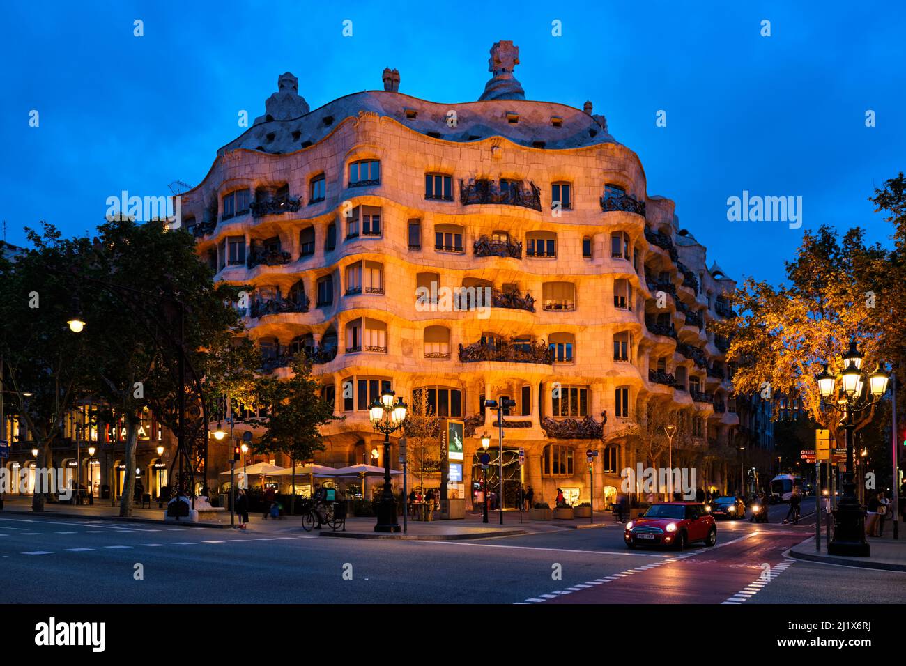 La nuit s'écoule de la célèbre Casa Mila par Gaudi, Barcelone, Espagne Banque D'Images