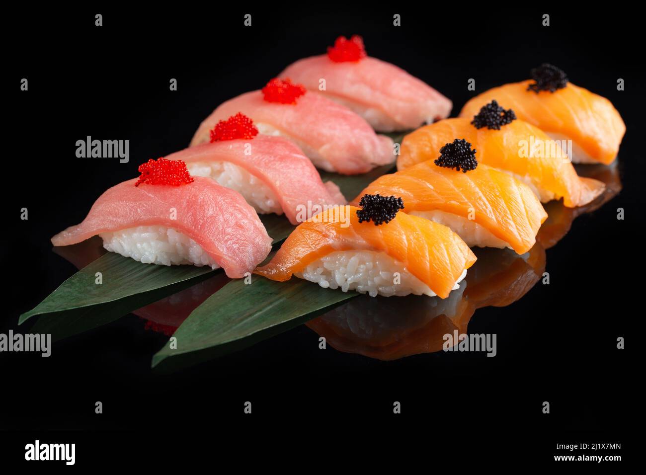 gros plan sur l'ensemble de sushi sashimi. Menu sushi. Ensemble de sushis nigiri au thon, au saumon et au tobiko caviar. Cuisine japonaise, restaurant. Cuisine asiatique Banque D'Images