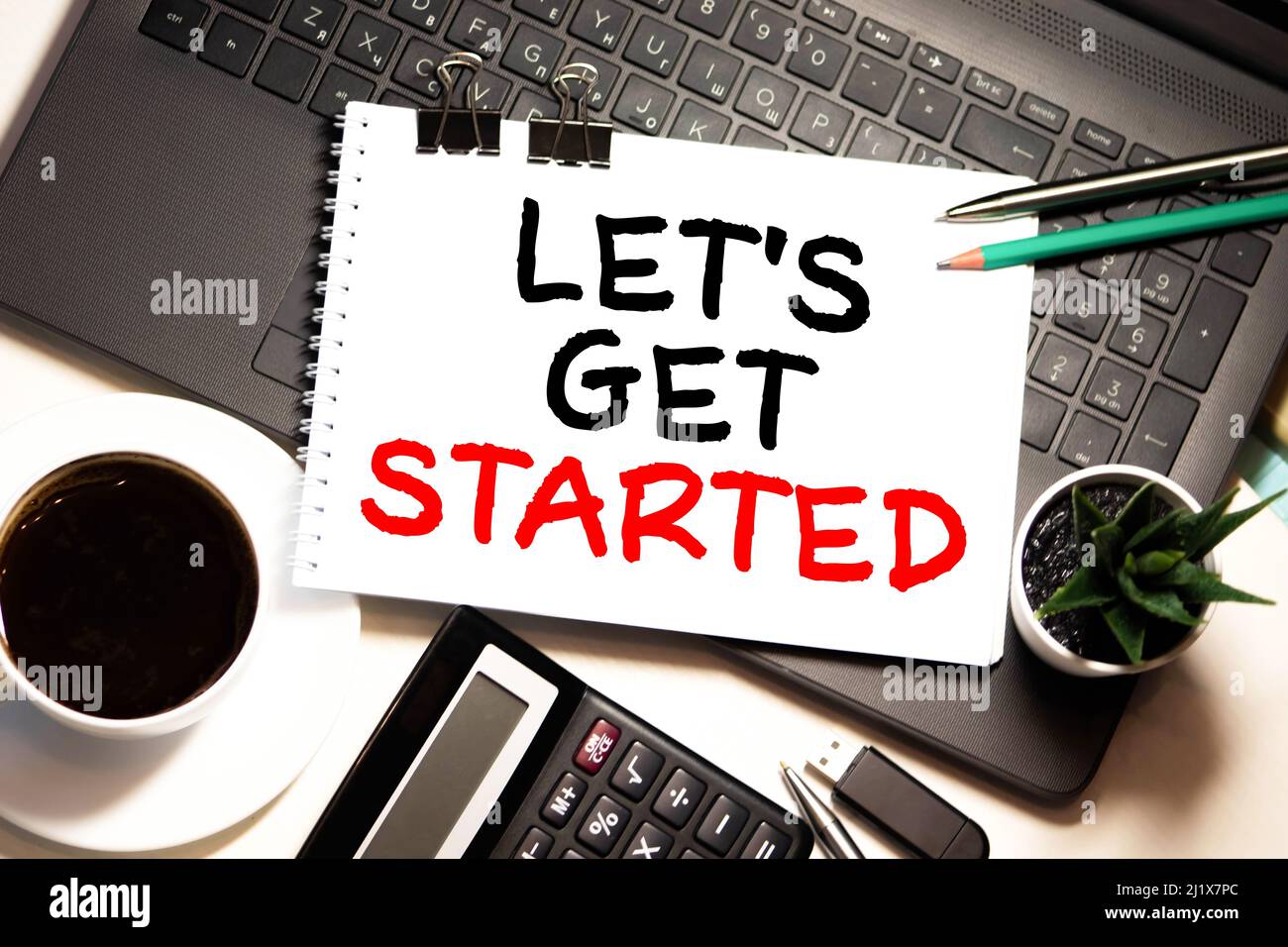 Concept d'entrevue d'emploi . Vue du dessus de la table de bureau. Bloc-notes, stylo et rappel avec mot commençons. Banque D'Images