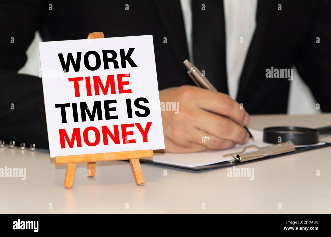 Gestion du temps écrit sur papier avec bureau en bois, horloge, dés, boussole et stylo. Banque D'Images