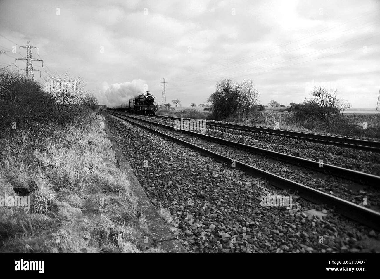 'Rood Ashton Hall' approchant Portskewett avec un train Vintage Tyseley - Cardiff. Banque D'Images