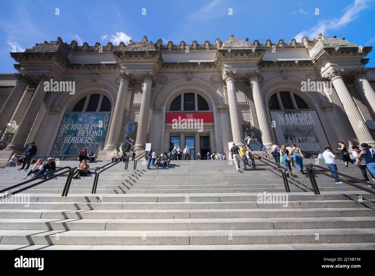 Les visiteurs marchent et s'assoient sur l'escalier du Metropolitan Museum NYC Banque D'Images