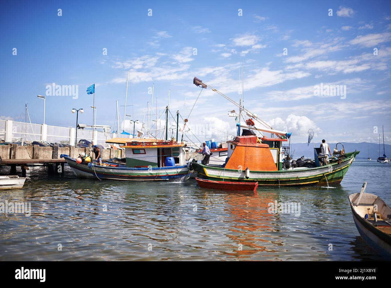 De retour du gros poisson. Une photo de bateaux de pêche dans le port. Banque D'Images