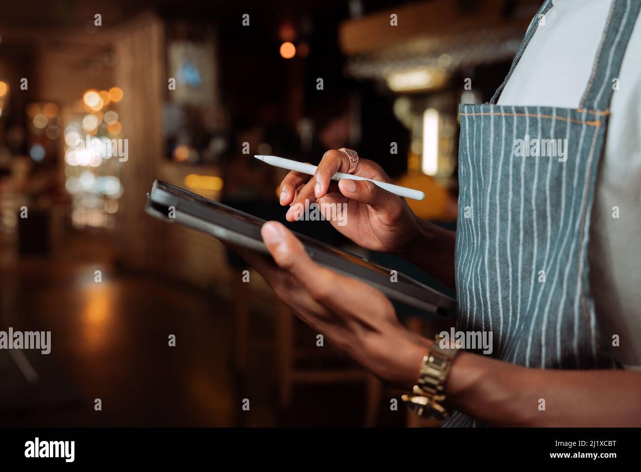 Gros plan africain américain homme tenant une tablette numérique Banque D'Images