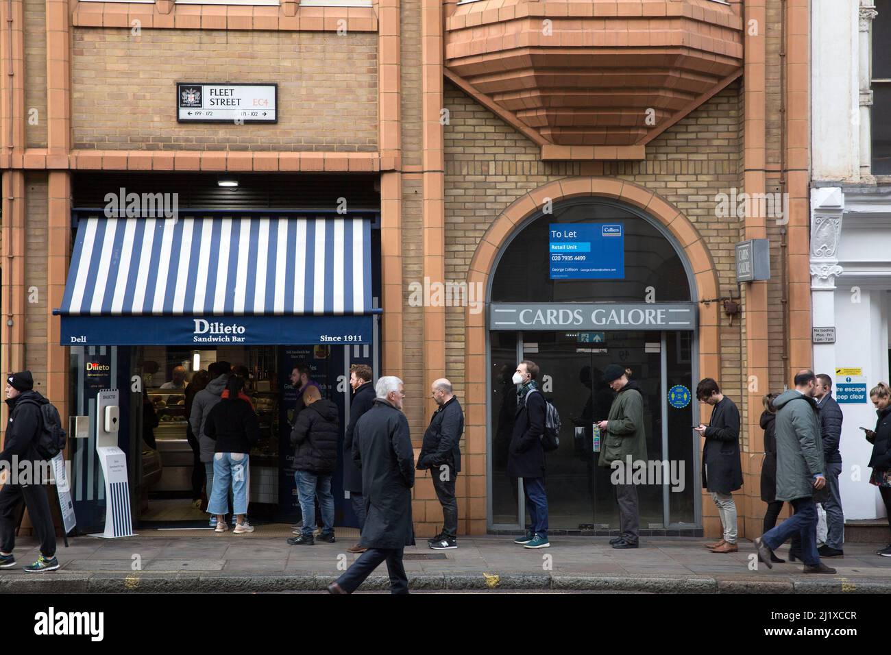 Les gens font la queue devant un bar à sandwich à Londres, à l'heure du déjeuner, car les conseils de travail à domicile ont été supprimés la semaine précédente en Angleterre. Banque D'Images