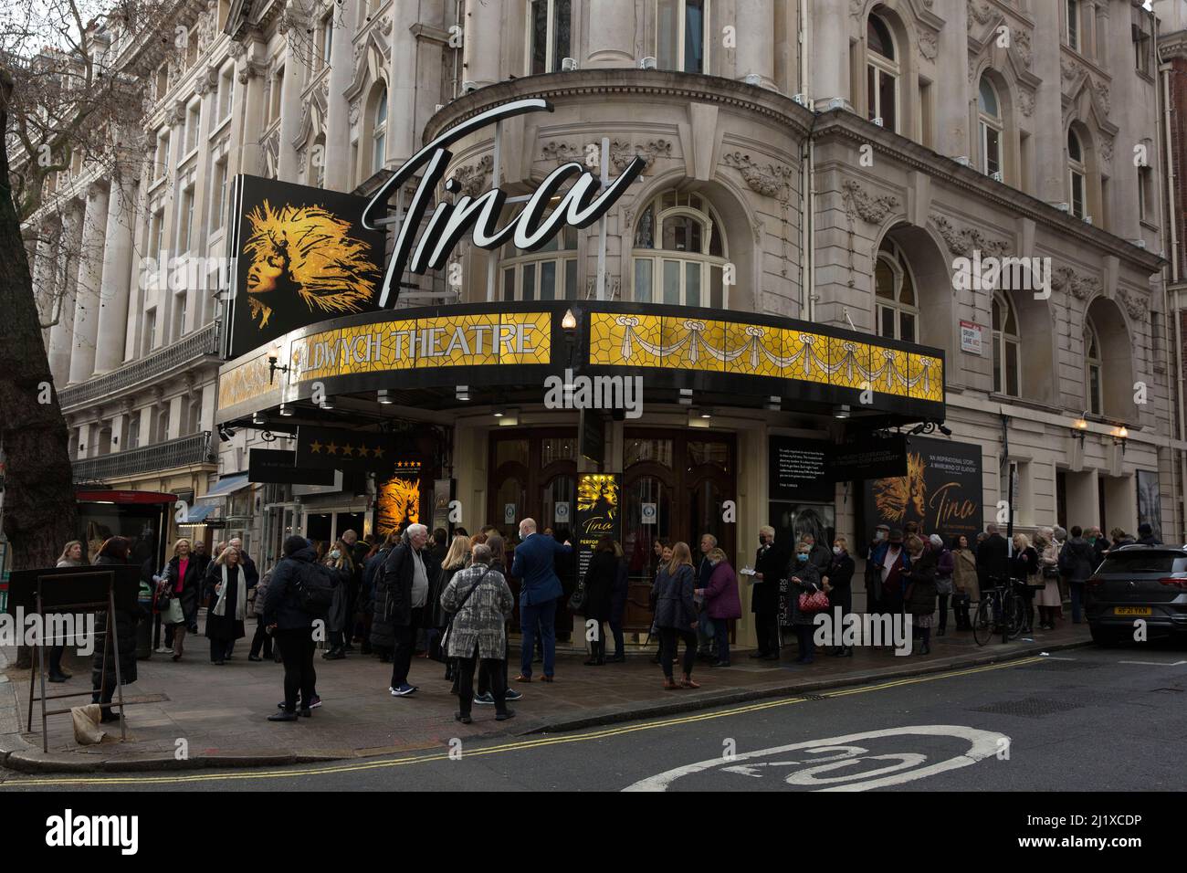 Les gens font la queue devant le théâtre Aldwych à Londres après l'entrée en vigueur de la relaxation des règles du plan B Covid-19. Banque D'Images