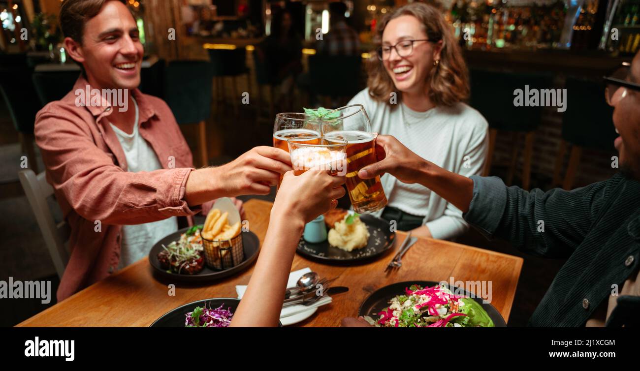 divers groupes d'amis à l'extérieur pour le dîner toaster Banque D'Images