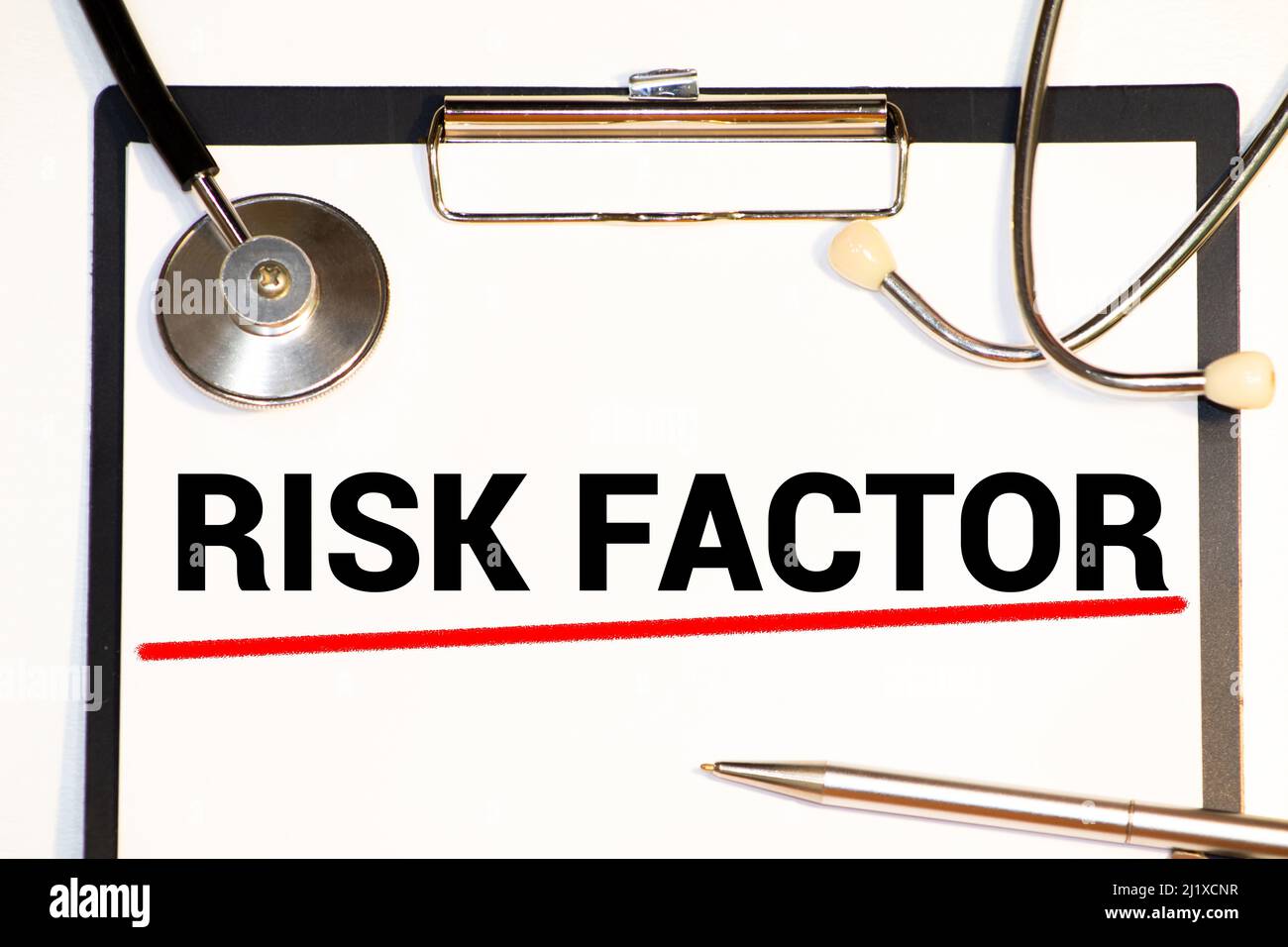 Facteur de risque manuscrit sur note papier avec stéthoscope sur table en bois. Banque D'Images