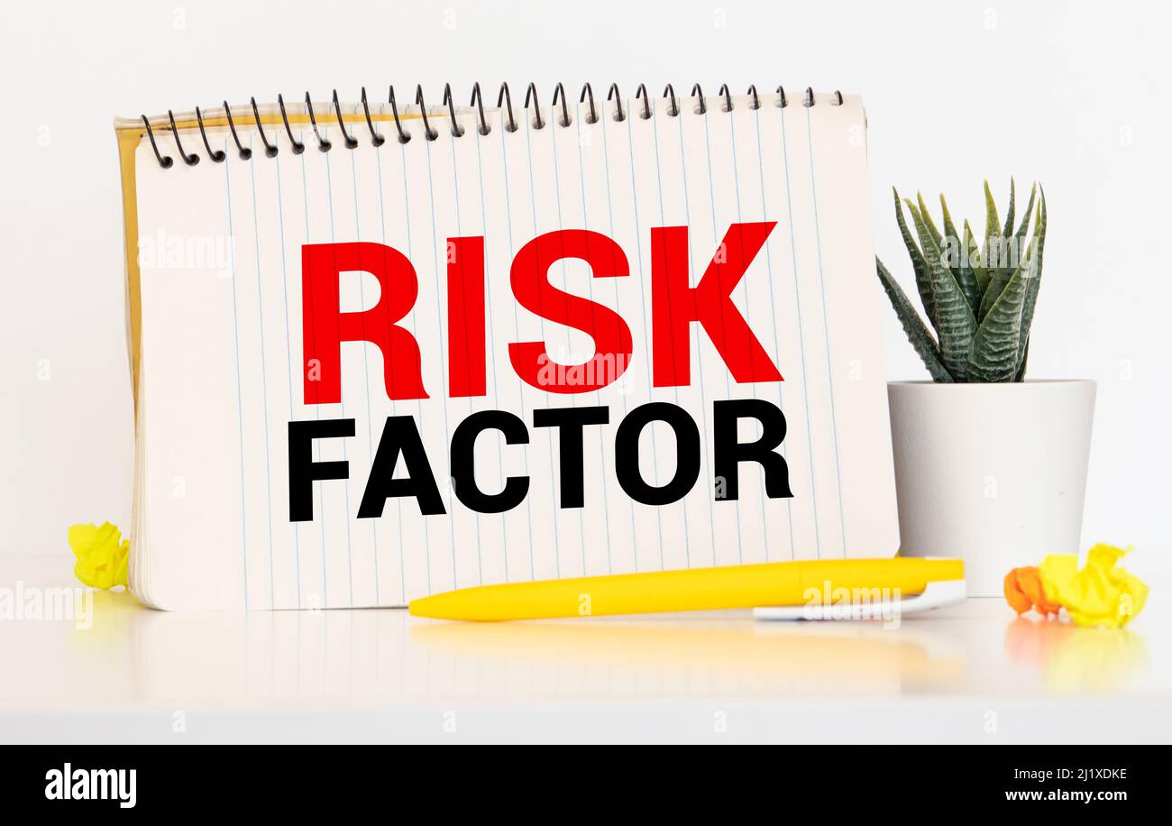 Facteur de risque du texte sur l'arrière-plan de la texture de la note courte. Banque D'Images