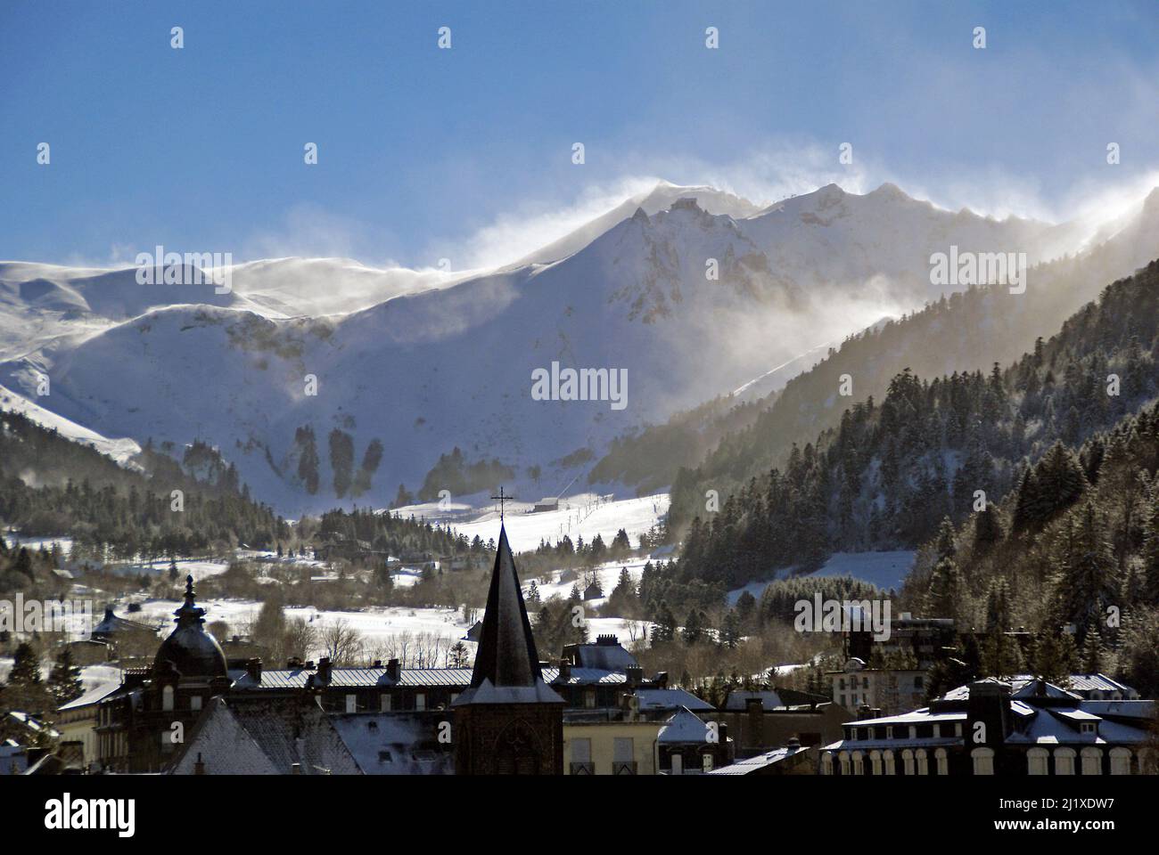 Puy de sançy enneigé Banque de photographies et d'images à haute résolution  - Alamy