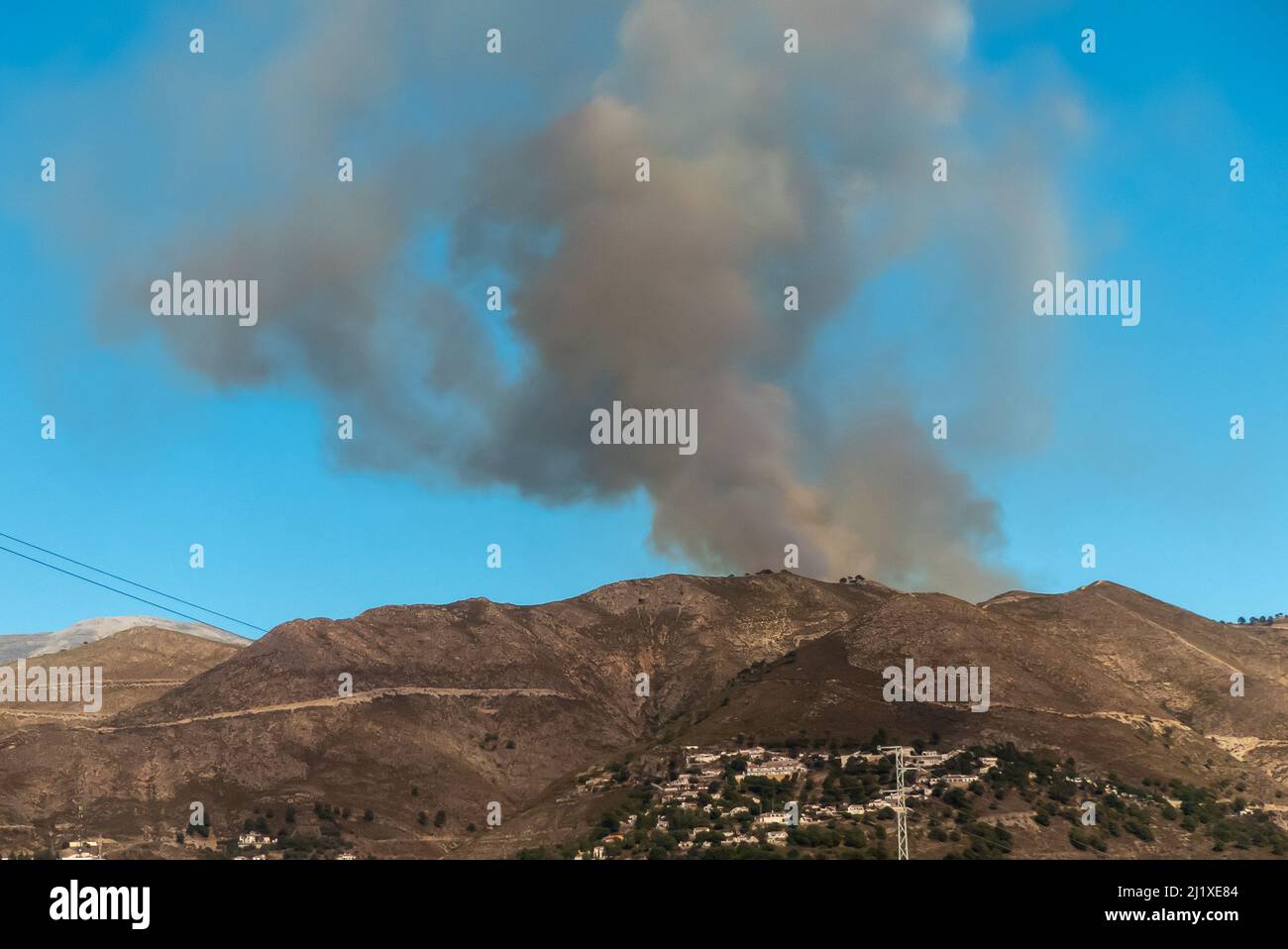 Axarquia en Espagne : le feu de décembre 2021 dans les collines près de Competa. Banque D'Images