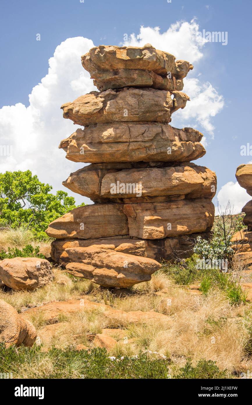 Pilier de roche bizarre qui ressemble à une pile de plaques, lors d'une journée ensoleillée dans les montagnes de Magaliesberg, en Afrique du Sud Banque D'Images