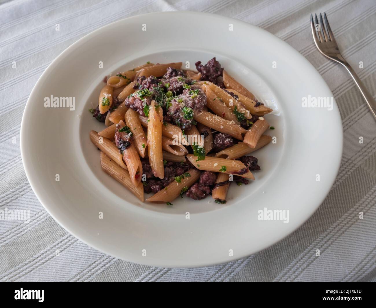 Penne con radicchio e Salsiccia pâtes italiennes ou nouilles avec saucisse Banque D'Images