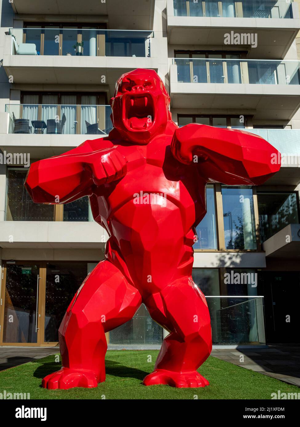 Wild Kong par l'artiste français Richard Orlinski. Sculpture extérieure en résine rouge d'un gorille. Pentonville Road, Angel, Londres. ROYAUME-UNI Banque D'Images