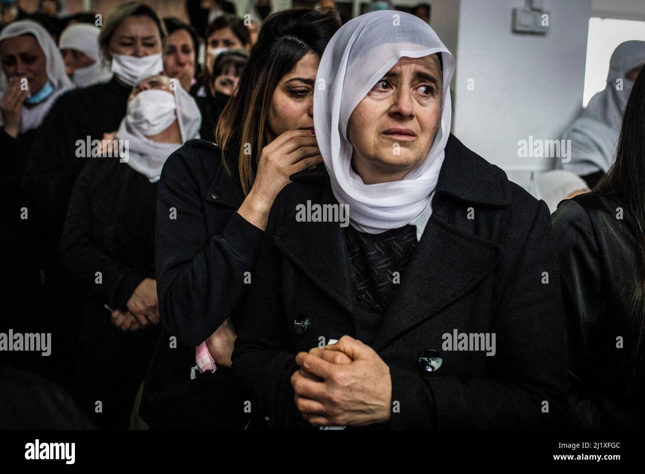 Kisra Sumei, Israël. 28th mars 2022. Des parents pleurent lors des funérailles du policier israélien Yezen Falah au village de Kisra-Sumei. Falah a été tué dans une fusillade dimanche soir dans la ville d'Hadera, menée par deux hommes armés arabes tués par la police. Crédit : Ilia Yefimovich/dpa/Alay Live News Banque D'Images