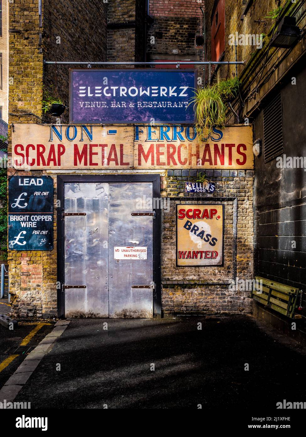 Panneaux d'époque à l'entrée du bar et lieu de divertissement Electrowerkz à Torrens Street, Londres. ROYAUME-UNI Banque D'Images