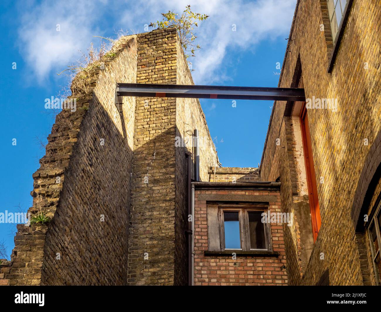 Poutre métallique exposée soutenant un mur extérieur de bâtiment dans la rue Torrens. Londres, Royaume-Uni. Banque D'Images