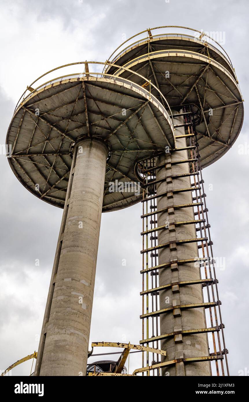 Vue rapprochée des tours d'observation du pavillon de l'État de New York, vue depuis un angle bas, Flushing-Meadows-Park, New York City pendant la journée d'hiver, verticale Banque D'Images