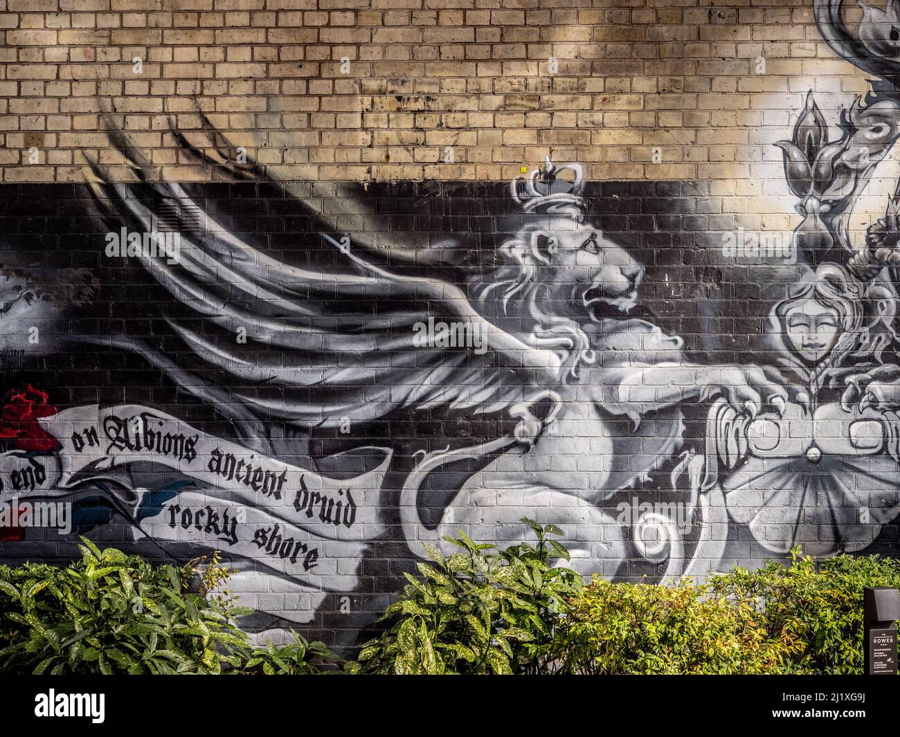 Lion aux ailes blanches avec l'inscription « All Things Begin and end on Albions Ancient druid Rocky shore » graffinée sur un mur sur City Road London. ROYAUME-UNI Banque D'Images