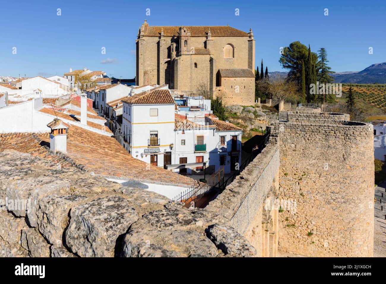 Le style gothique-Renaissance Iglesia del Espirituu Santa, ou église du Saint-Esprit, construit entre 1485 et 1505, vu des murs de la ville. Ronda, Banque D'Images