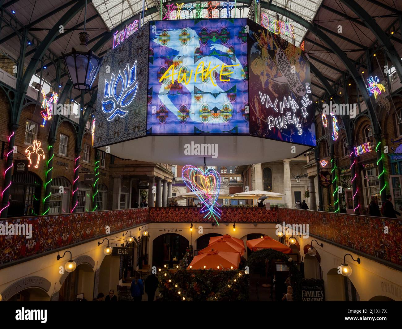 Pièce maîtresse octogonale éclairée, faisant partie d'une installation d'art au néon par Chla Burman dans le Market Hall de Covent Garden, Londres. Banque D'Images