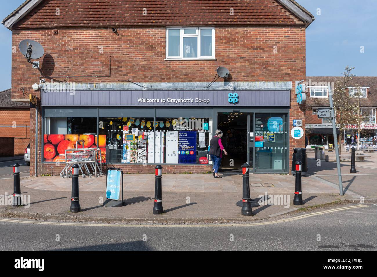 Boutique coopérative dans le centre du village de Grayshott, Hampshire, Angleterre, Royaume-Uni Banque D'Images